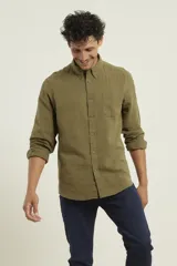 Camisa azul marino de lino y algodón, con cuello abotonado, manga larga con puños enrollados, bolsillo de parche en el pecho y cierre frontal con botones.