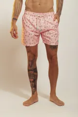 Bañador de hombre color rosa pálido con estampado de golondrinas oscuras. Presenta cintura elástica con cordón ajustable de color crudo y terminales turquesa.