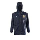 Campera impermeable azul marino con capucha, cierre frontal con cremallera y bolsillos laterales con cierre. Incluye el escudo de la Asociación Uruguaya de Fútbol (AUF) y la bandera de Uruguay en el pecho.