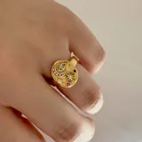 Anillo dorado de acero quirúrgico hipoalergénico con baño en oro 18K y zirconias incrustadas. Diseño con luna, ojo turco, estrella y piedras de colores.