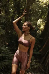 Calza corta tiro alto de cintura ancha con elástico fino en la parte superior. Tejido suave de alta elasticidad con un leve brillo satinado y estampado.