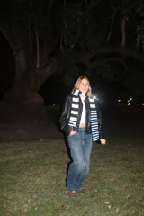 Bufanda tejida a rayas horizontales en tonos rosa, marrón y celeste.