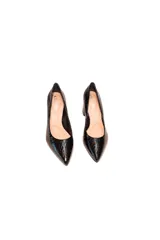 Zapato de salón negro charol con textura de cocodrilo, punta fina y tacón bloque de 6,5 cm.