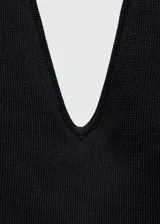 Vestido negro de punto fino, largo, con escote de pico, espalda abierta y tirantes finos.