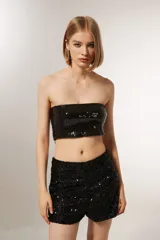 Top strapless negro con lentejuelas.