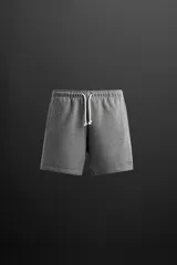 Bermuda gris melange de corte jogger, confeccionada en tejido de algodón con interior de rizo. Cuenta con cintura elástica ajustable con cordón, bolsillos frontales de vivo y logo bordado en el bajo.