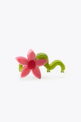Pinza para el pelo en forma de flor rosa con tallo y hoja verde.