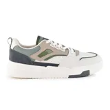 Championes urbanos color blanco, gris y verde, con suela gruesa y cordones blancos.