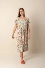 Vestido largo con estampado floral multicolor, de corte amplio y mangas cortas.