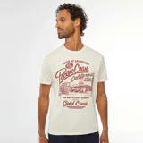 Camiseta de manga corta color beige con estampado de estilo vintage en color rojo.