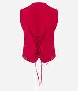 Chaleco sastre corto color rojo con cuello redondo y botones dorados.