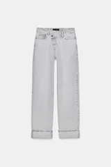 Jeans de tiro alto color gris claro, con cintura cruzada, cinco bolsillos y pernera recta. El bajo está acabado en vuelta y el cierre frontal es cruzado con cremallera y botones.