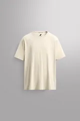 Camiseta deportiva roja de cuello redondo y manga corta, confeccionada en tejido ligero y elástico. Presenta acabados sin costuras y logo estampado.