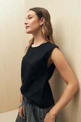 Top color beige de lino, sin mangas y corte recto.