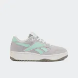 Championes Reebok ATR Chill color gris con detalles en verde agua y suela blanca con base marrón. Confeccionados en cuero sintético, ante y poliuretano.