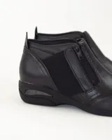 Zapato marrón de cuero con cierre de cremallera lateral y elástico en los laterales.