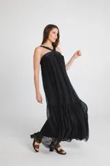 Vestido largo negro de seda y viscosa con escote halter y falda con volados.