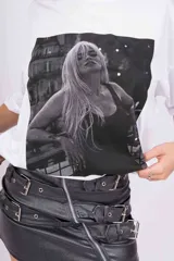 Remerón negro con estampa fotográfica en escala de grises.