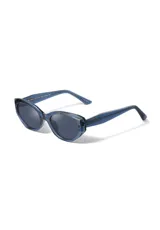 Lentes de sol negros con forma cat-eye, fabricados con materiales reciclados.