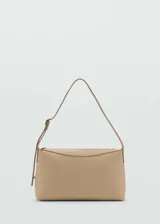 Bolso tipo baguette color beige, con correa de hombro ajustable y cierre superior con cremallera.