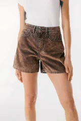 Short de jean color marrón con efecto desgastado, tiro alto y corte holgado.