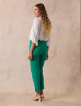 Pantalón verde esmeralda de gabardina elastizada, marca Zac & Rachel. Corte recto, pretina ancha pespunteada, bolsillos simulados y largo al tobillo.