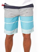 Bermuda de hombre con diseño a rayas horizontales en azul, blanco y negro.