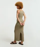 Vestido midi color verde oliva, de breteles finos y escote recto.