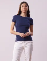Remera azul marino de modal con textura acanalada, cuello redondo y mangas cortas con detalle de frunce en los hombros.