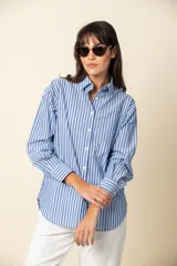 Camisa de manga larga a rayas verticales color violeta y blanco, con cuello clásico y corte recto.