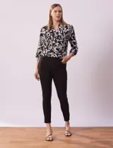Jean skinny de tiro alto, color azul oscuro, con pretina con pasadores, botón y cierre.