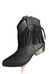 Bota corta de cuero vacuno color negro, con flecos en la caña, taco de 5.5 cm y caña de 17 cm.