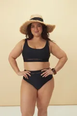 Calzón de bikini negro con cintura alta y detalle de calados horizontales.