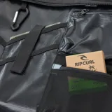 Bolso de viaje Rip Curl Search Duffle de 45 litros, color negro, con múltiples bolsillos y correas ajustables.