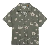 Camisa de manga corta color verde con estampado de flores abstractas en color beige. Presenta cuello tipo resort, cierre frontal con botones y un diseño de calce relajado. Marca Critical Slide, modelo Splatter Resort.