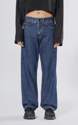 Pantalón de denim azul con cinco bolsillos y corte wide leg.