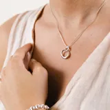 Gargantilla de plata 925 con dije calado con forma de corazón.