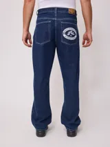 Pantalón de jean celeste de corte amplio, con tiro medio y bolsillos delanteros y traseros.
