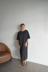 Vestido largo azul marino de manga corta y cuello redondo, corte holgado.