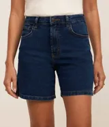 Short de jean azul oscuro, de tiro medio, con trabillas, bolsillos delanteros y traseros, cierre con botón y cremallera, y costuras contrastantes.