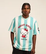 Remera deportiva con cuello en V, a rayas verticales celestes y blancas. Estampado frontal con el logo de Hello Kitty y la leyenda "Sport Club".