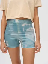 Calza biker de lycra con estampado abstracto en tonos celeste y blanco.