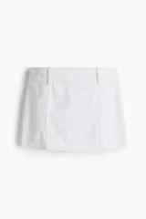 Minifalda blanca entallada de corte evasé con cierre lateral oculto.