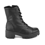 Bota corta de cuero negro con cordones y cierre lateral. Tiene plataforma y taco bajo.