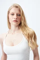Top halter corto negro con tiras finas para anudar en la nuca.