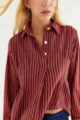 Camisa asimétrica color borgoña con rayas verticales finas color rosa claro, de algodón y cuello polo.