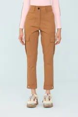 Pantalón color marrón con pretina y bolsillos cargo, decorado con botones Swarovski en la botamanga.