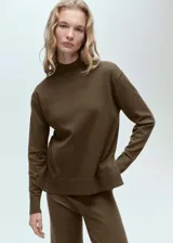 Sweater marrón de punto fino con cuello alto, corte recto y diseño oversize.