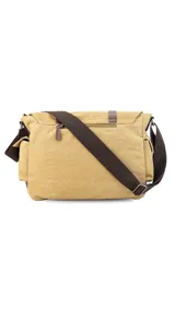 Morral de tela canvas color gris con detalles en cuero marrón. Tiene tapa con hebillas, doble bolsillo frontal, trasero y laterales. Interior espacioso con compartimento para notebook de 15". Correa de galón regulable.