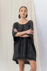 Vestido-buzo tejido de silueta oversize con hilado jaspeado en brillo, escote redondo, mangas amplias tipo murciélago y terminaciones acanaladas en ruedo y puños.